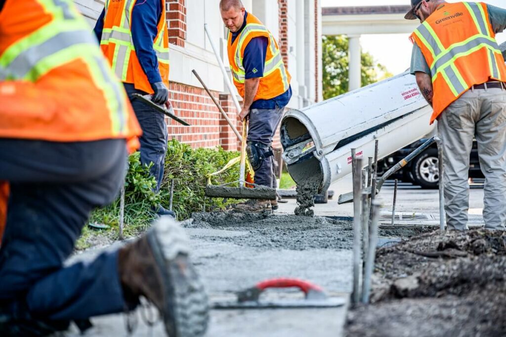 Рабочие заливают бетоном отмоску